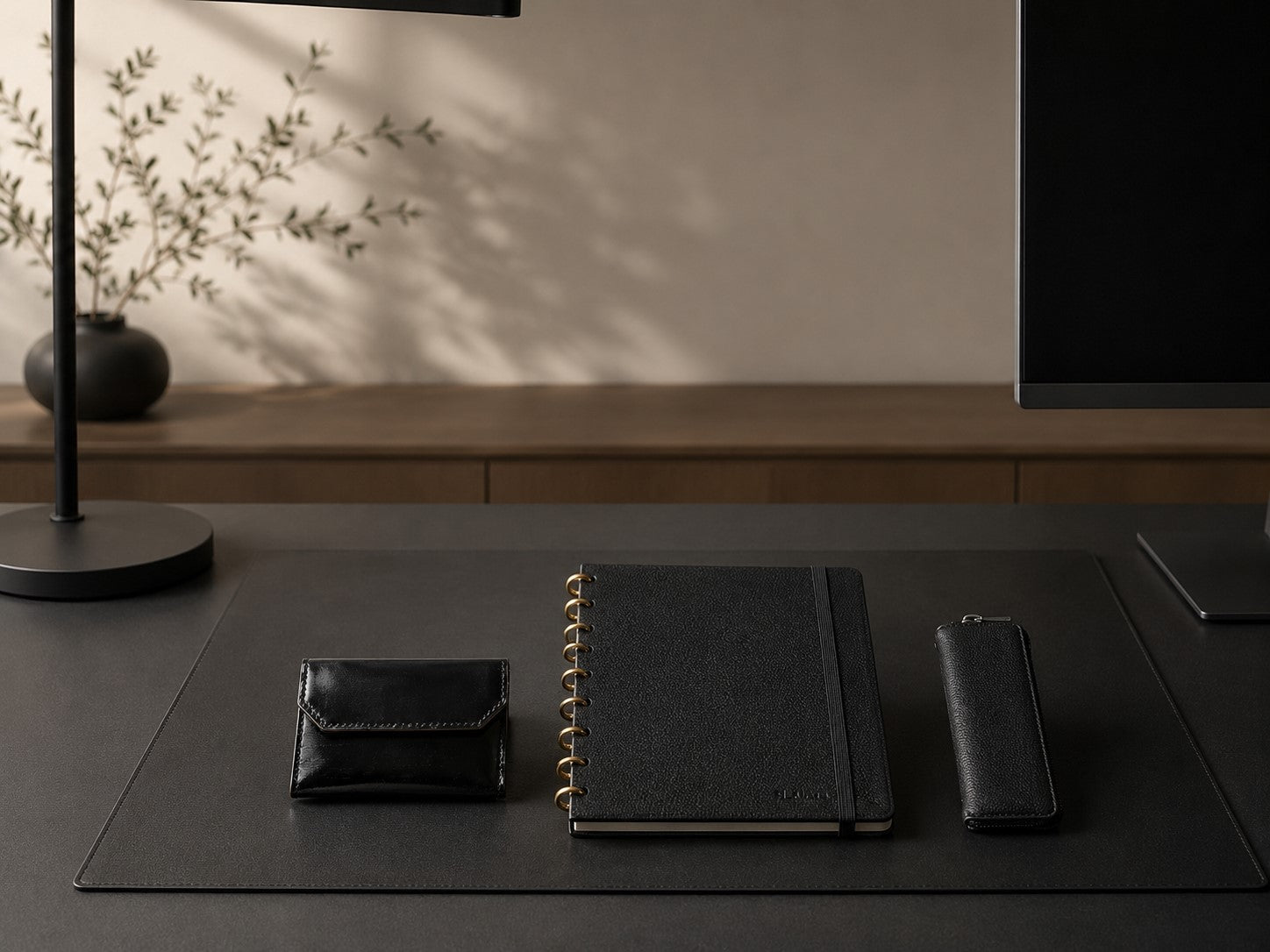 Why Modern Leaders Empty Their Desks