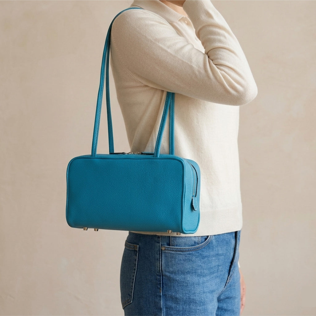 Sky Blue Keywest Bag 25 carried on the shoulder