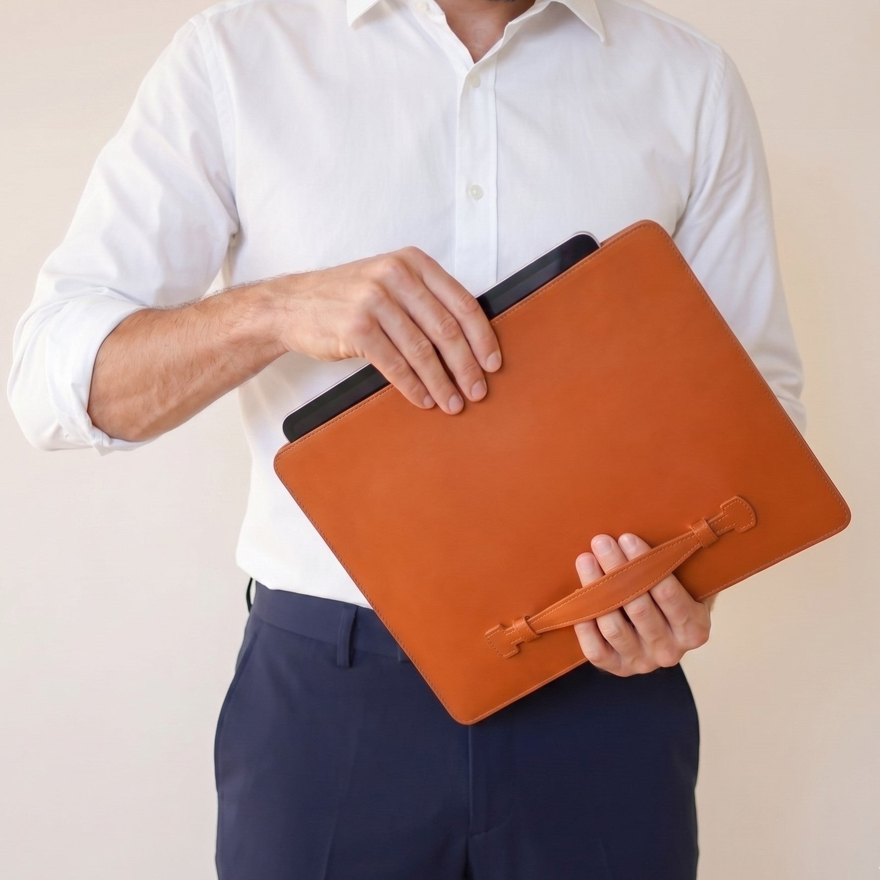 THE PENTAS: Italian Vacchetta Leather Sleeve for MacBook