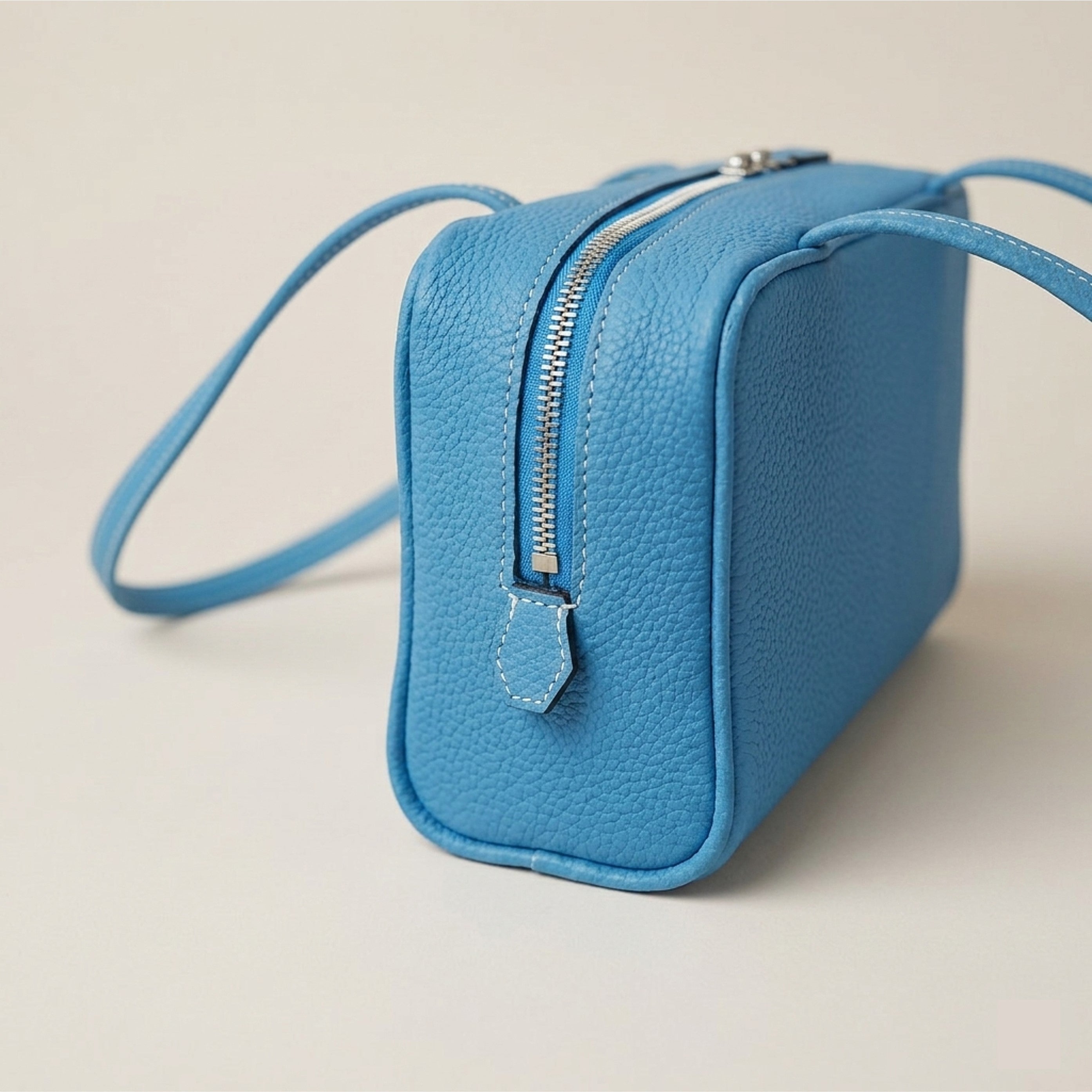 Side view of the Keywest Bag 25 showing its top zipper construction